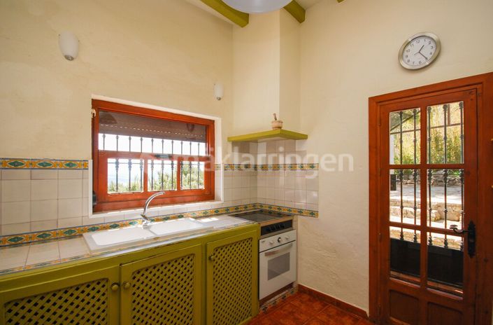 Image No.6-18 Bed Villa for sale