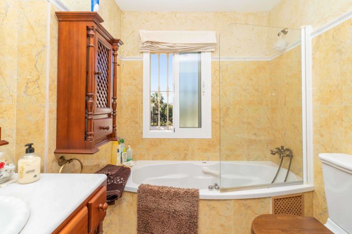 Image No.10-7 Bed Villa for sale