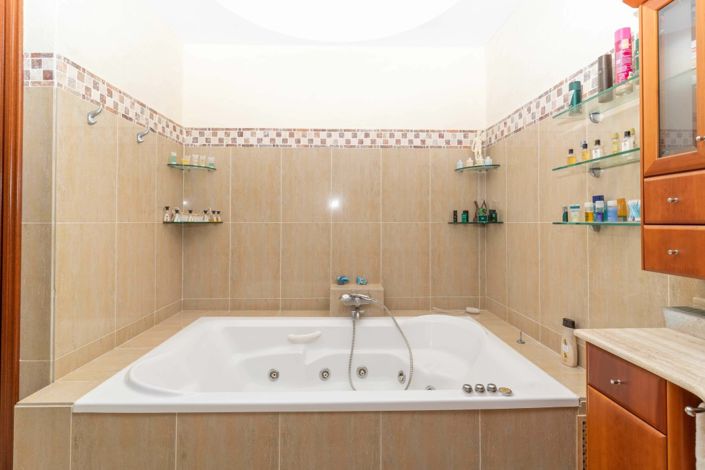 Image No.7-7 Bed Villa for sale