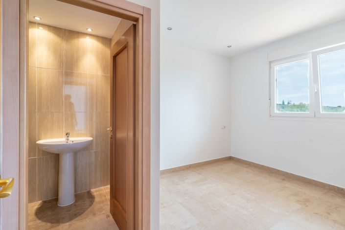 Image No.10-2 Bed Property for sale