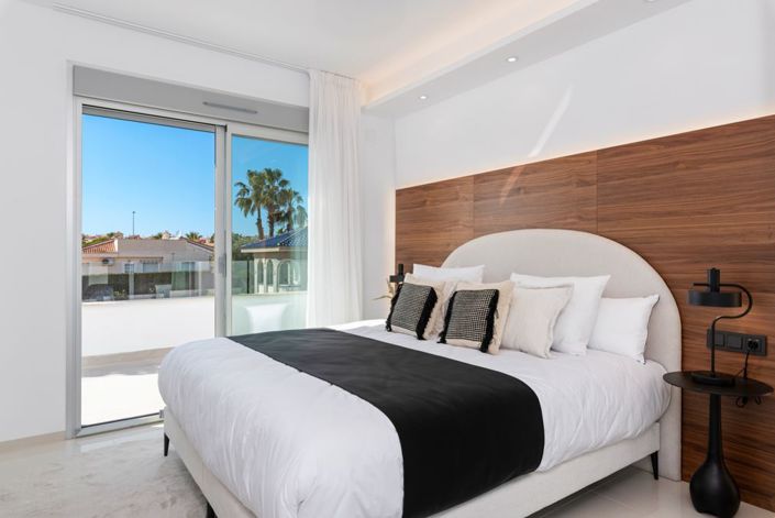 Image No.11-4 Bed Villa for sale