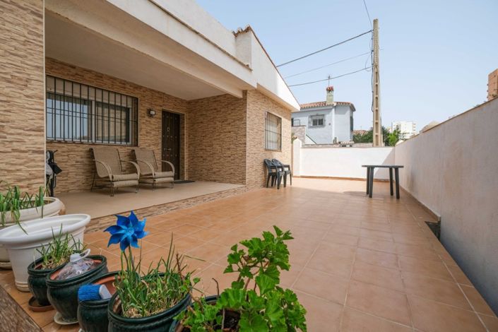 Image No.1-6 Bed Semi-Detached for sale