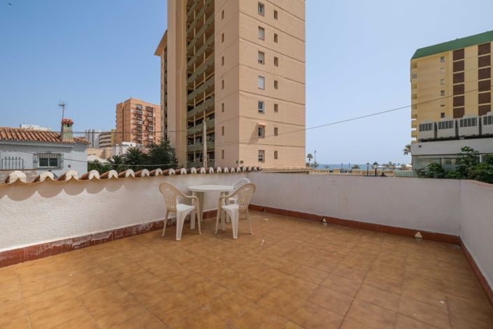 Image No.12-6 Bed Semi-Detached for sale