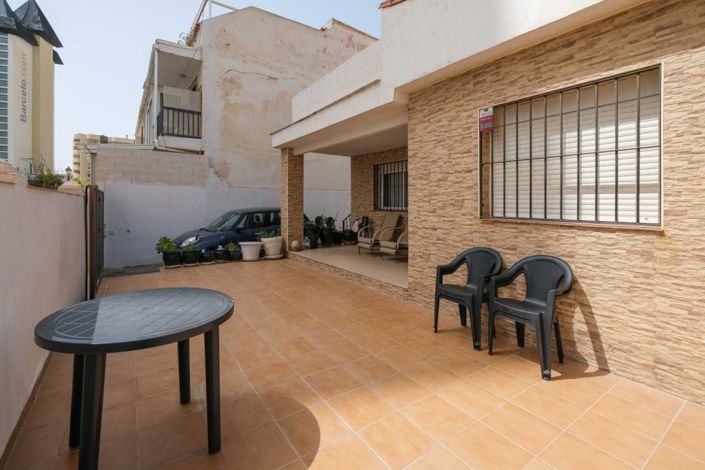 Image No.2-6 Bed Semi-Detached for sale