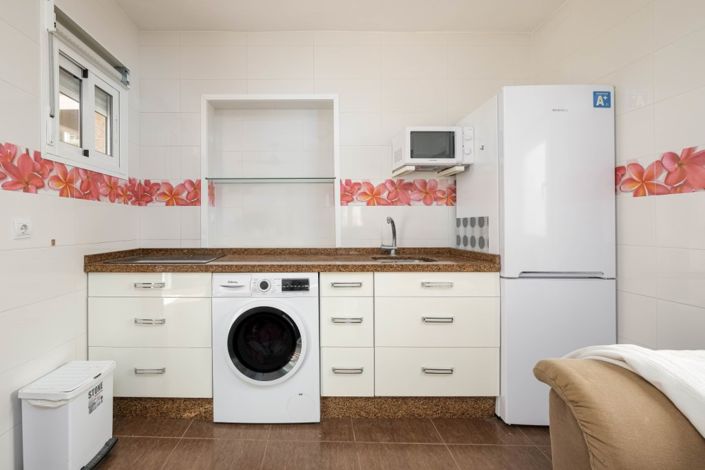 Image No.6-6 Bed Semi-Detached for sale