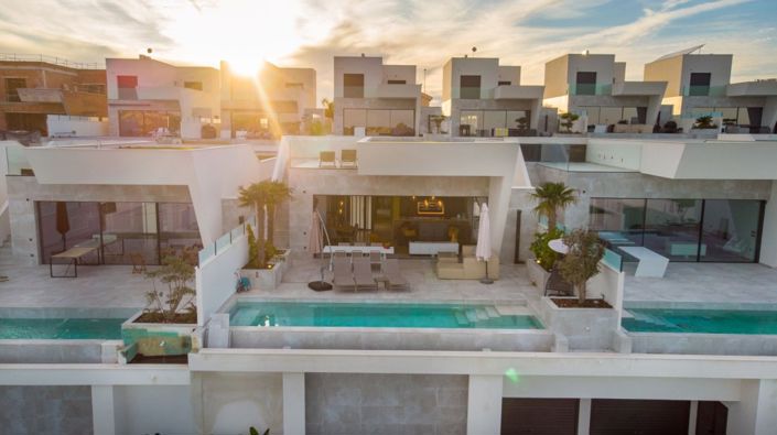 Image No.1-4 Bed Villa for sale