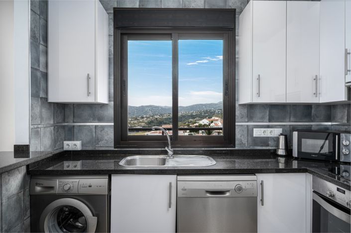 Image No.10-2 Bed Property for sale