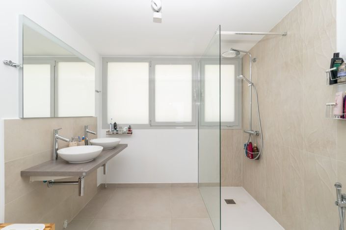 Image No.25-3 Bed Property for sale