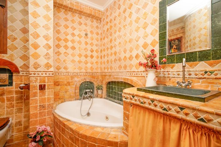 Image No.12-2 Bed Property for sale