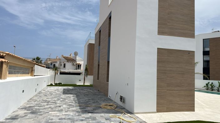 Image No.2-4 Bed Villa for sale