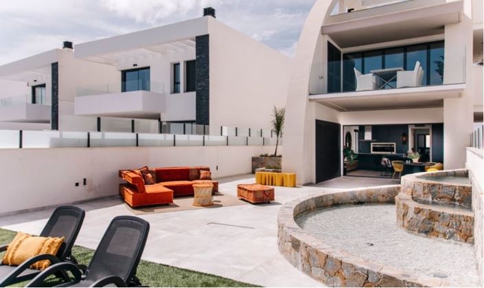 Image No.2-4 Bed Property for sale