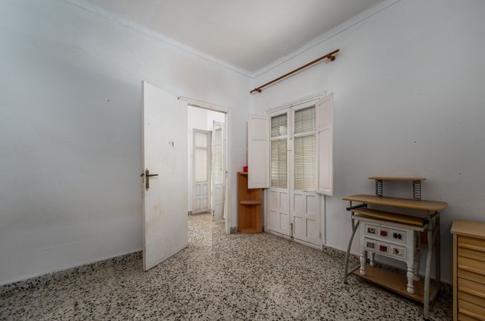 Image No.12-6 Bed Townhouse for sale