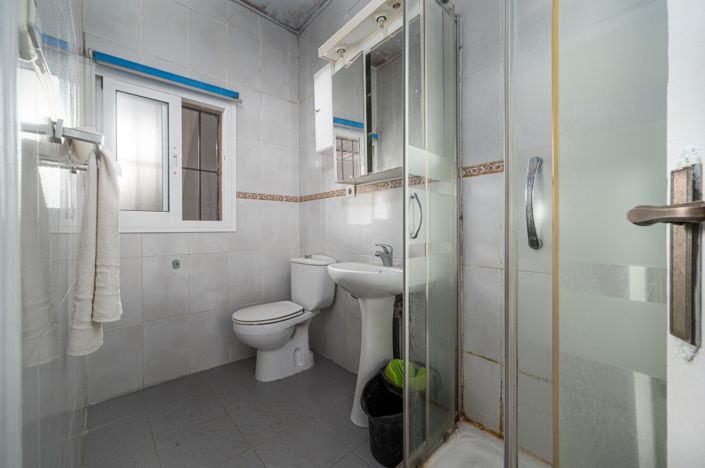 Image No.13-6 Bed Townhouse for sale