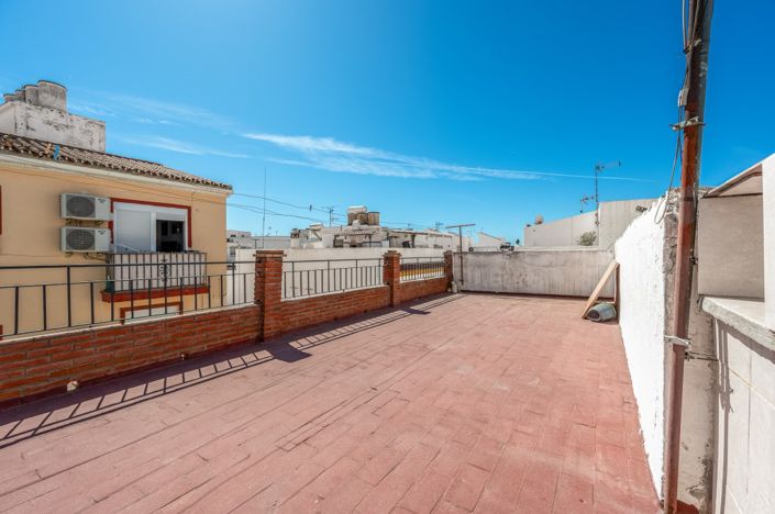 Image No.19-6 Bed Townhouse for sale