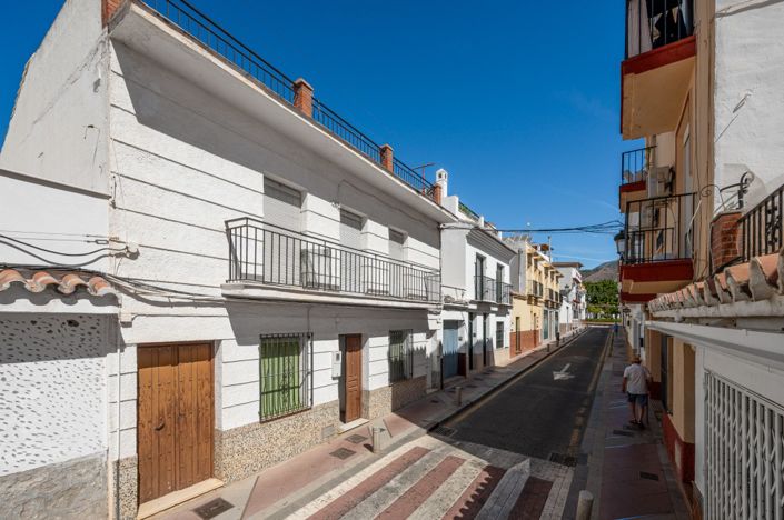 Image No.2-6 Bed Townhouse for sale