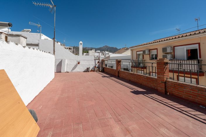 Image No.20-6 Bed Townhouse for sale