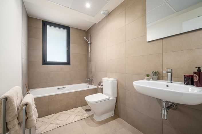 Image No.15-2 Bed Property for sale