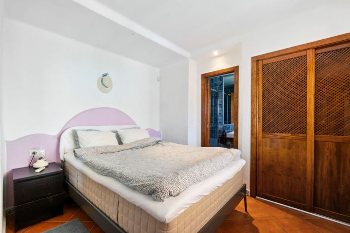 Image No.12-2 Bed Property for sale