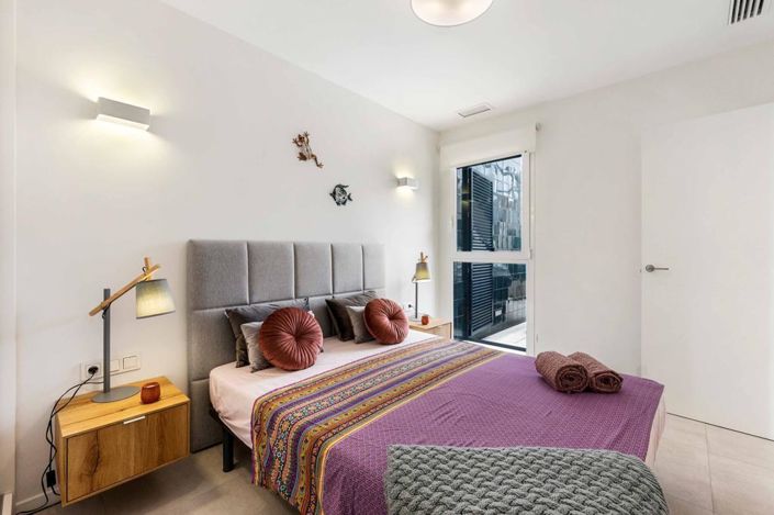 Image No.10-2 Bed Property for sale