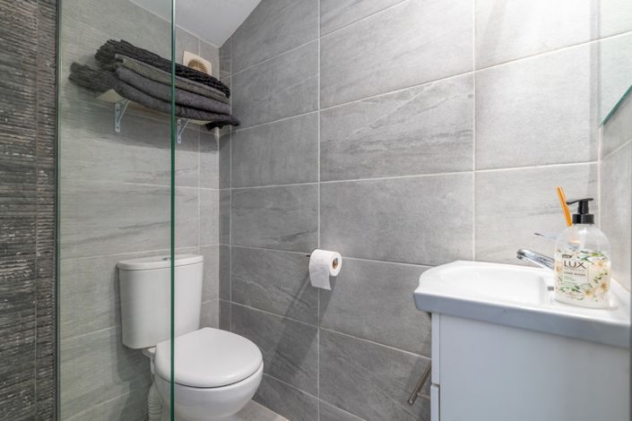 Image No.15-2 Bed Property for sale