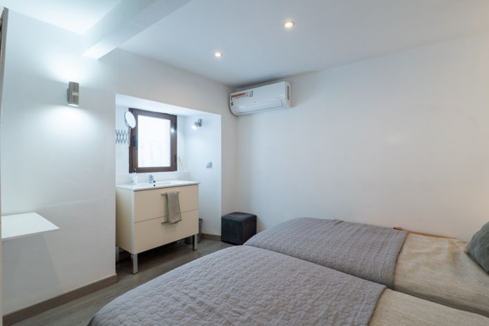 Image No.28-2 Bed Property for sale