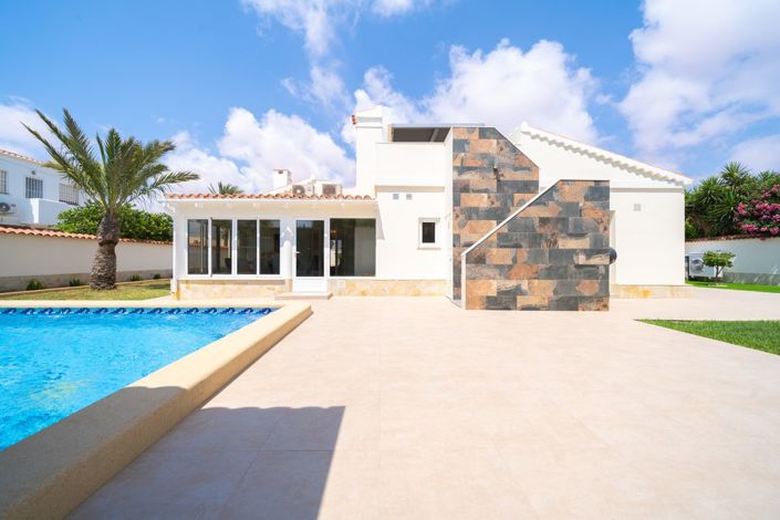 Image No.1-4 Bed Villa for sale