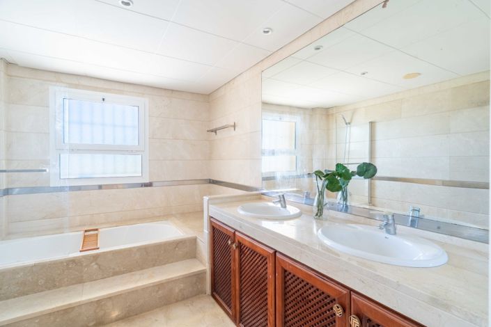 Image No.15-3 Bed Property for sale