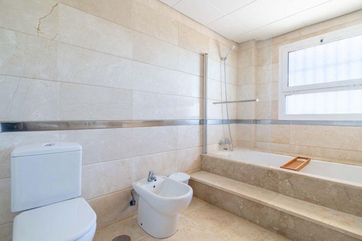 Image No.17-3 Bed Property for sale