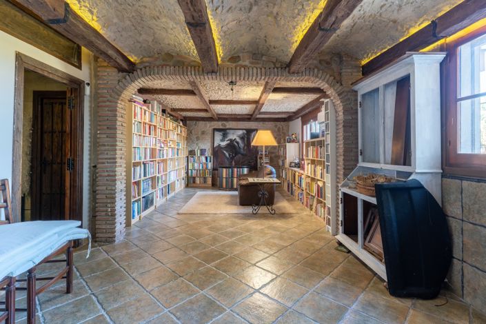 Image No.20-7 Bed Villa for sale