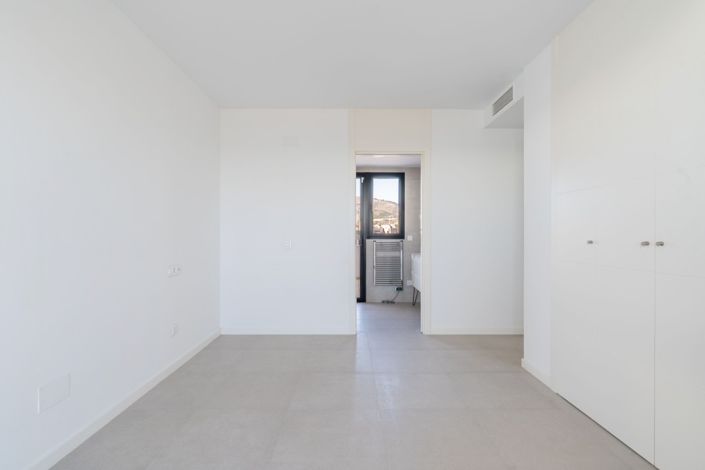 Image No.15-3 Bed Property for sale