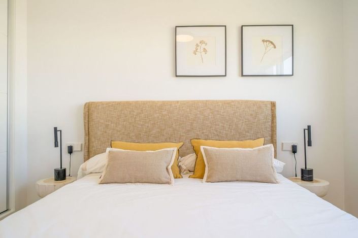 Image No.21-2 Bed Property for sale