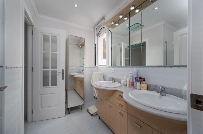 Image No.14-9 Bed Villa for sale