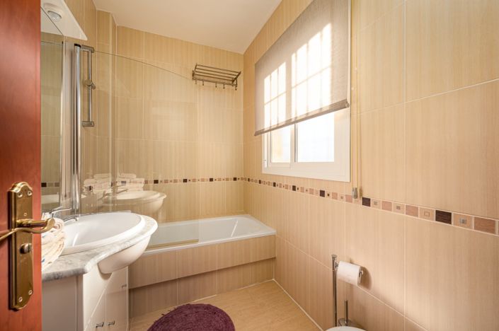 Image No.13-4 Bed Semi-Detached for sale