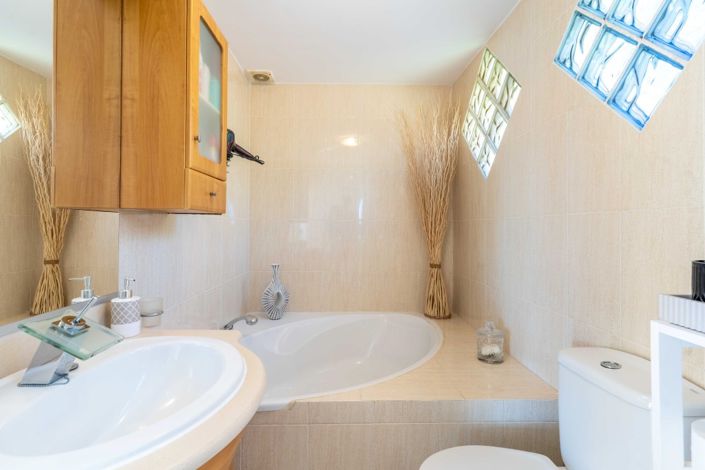 Image No.38-3 Bed Semi-Detached for sale