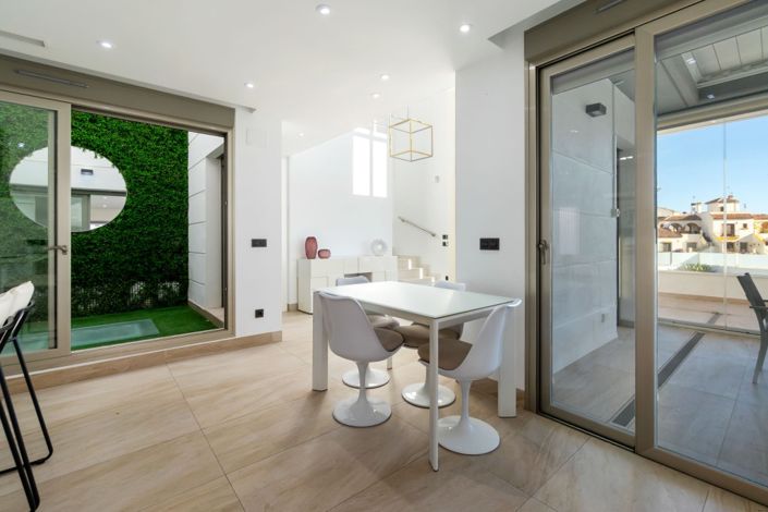 Image No.3-4 Bed Semi-Detached for sale