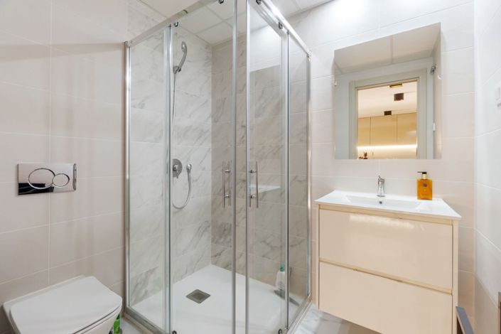 Image No.11-2 Bed Property for sale