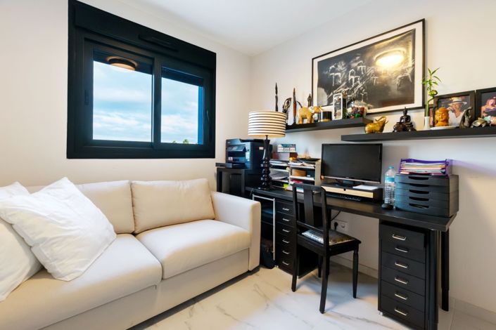 Image No.12-2 Bed Property for sale