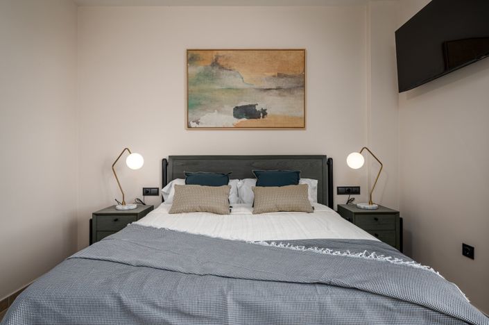 Image No.12-2 Bed Property for sale