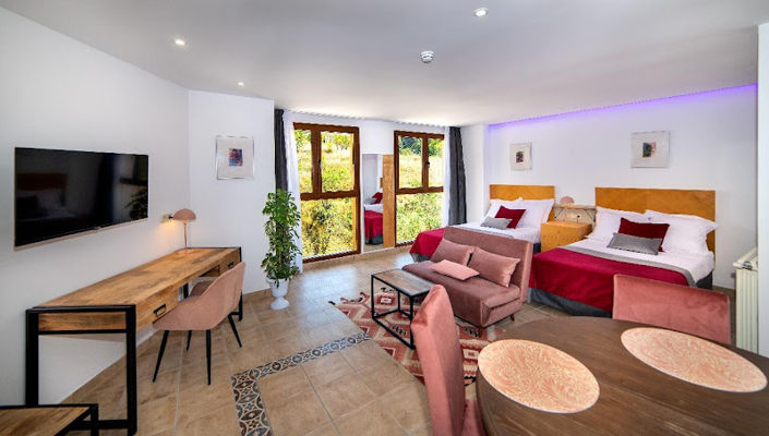 Image No.33-20 Bed Property for sale