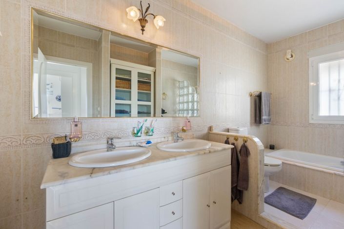 Image No.10-2 Bed Townhouse for sale