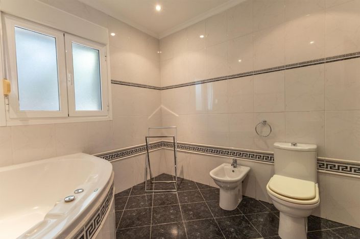 Image No.16-5 Bed Villa for sale