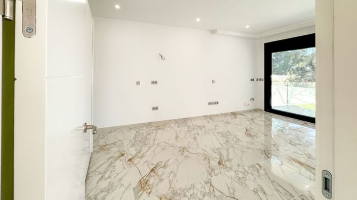 Image No.29-4 Bed Villa for sale