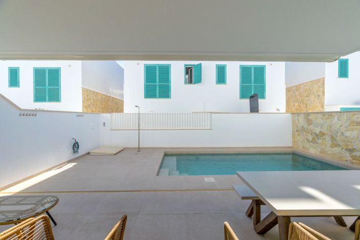 Image No.8-3 Bed Property for sale