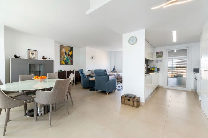 Image No.2-4 Bed Property for sale