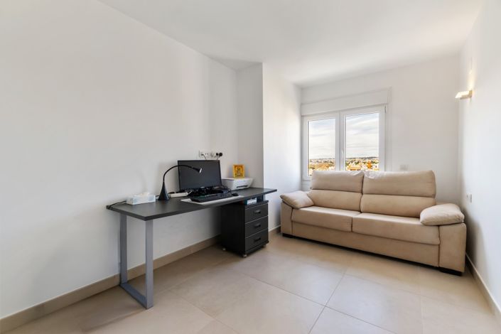 Image No.32-4 Bed Property for sale