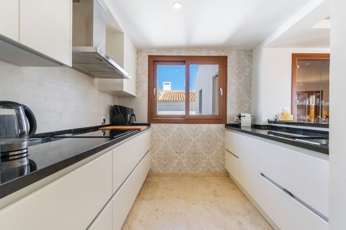 Image No.10-2 Bed Property for sale