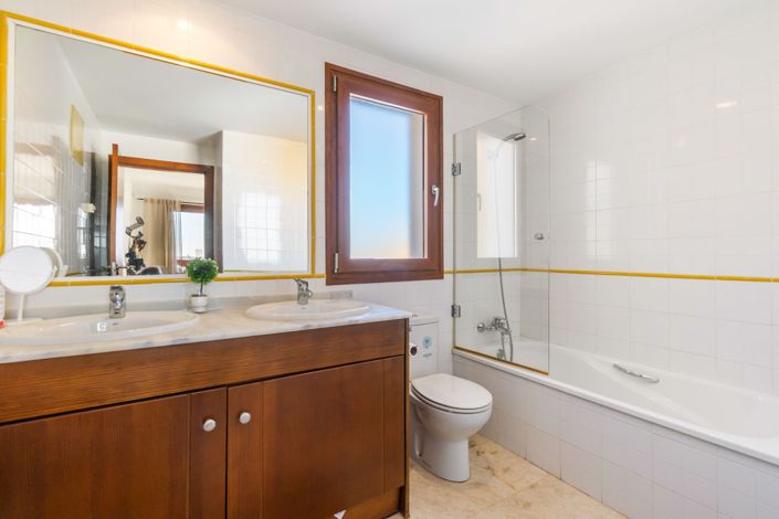 Image No.15-2 Bed Property for sale