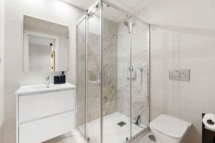 Image No.21-2 Bed Property for sale