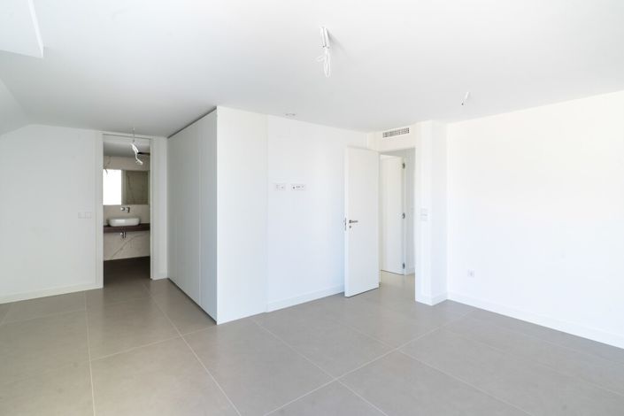 Image No.22-3 Bed Property for sale