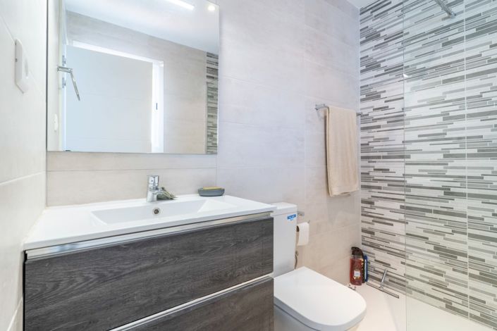 Image No.15-2 Bed Property for sale